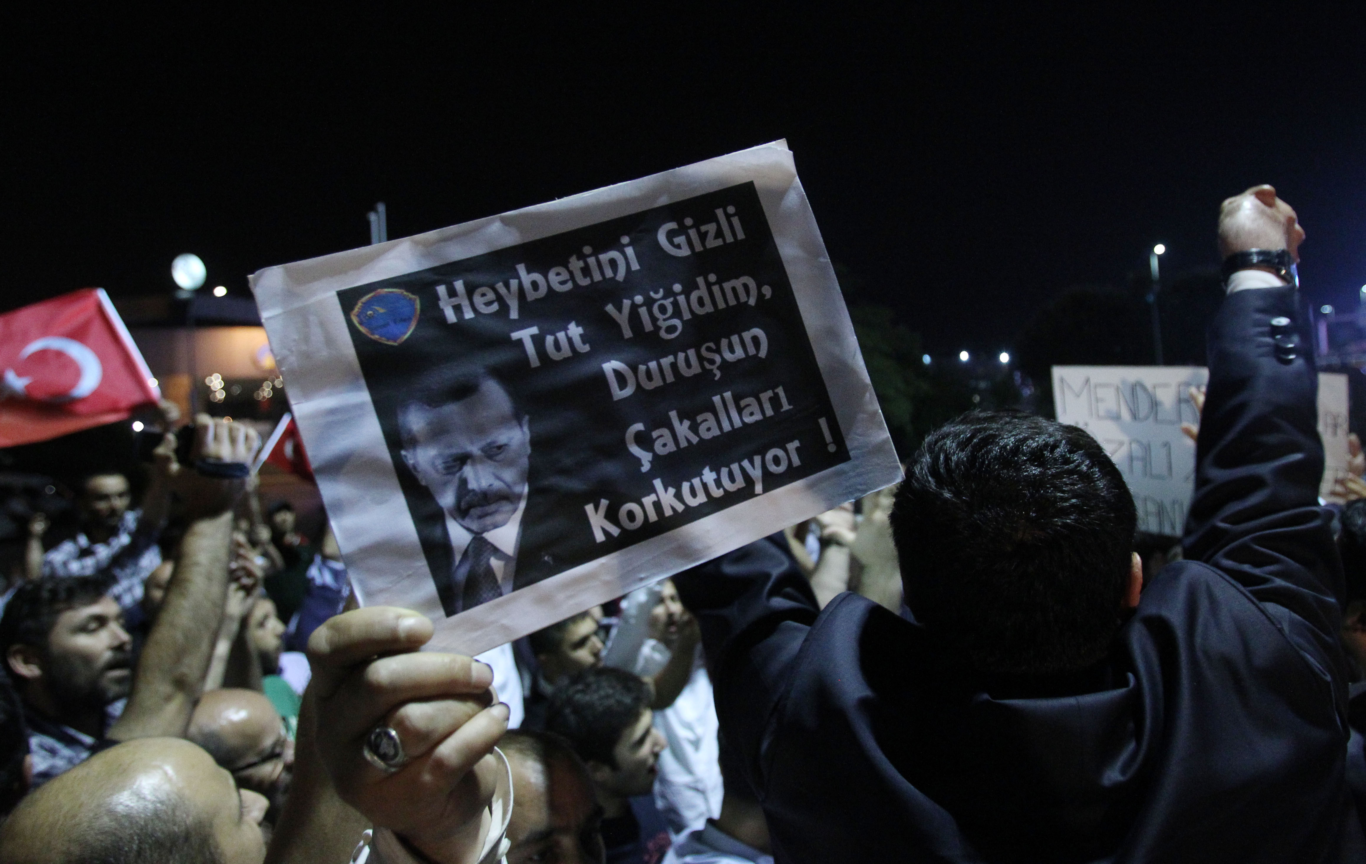 Οπαδοί στο αεροδρόμιο, διαδηλωτές στους δρόμους υποδέχτηκαν τον Ερντογάν